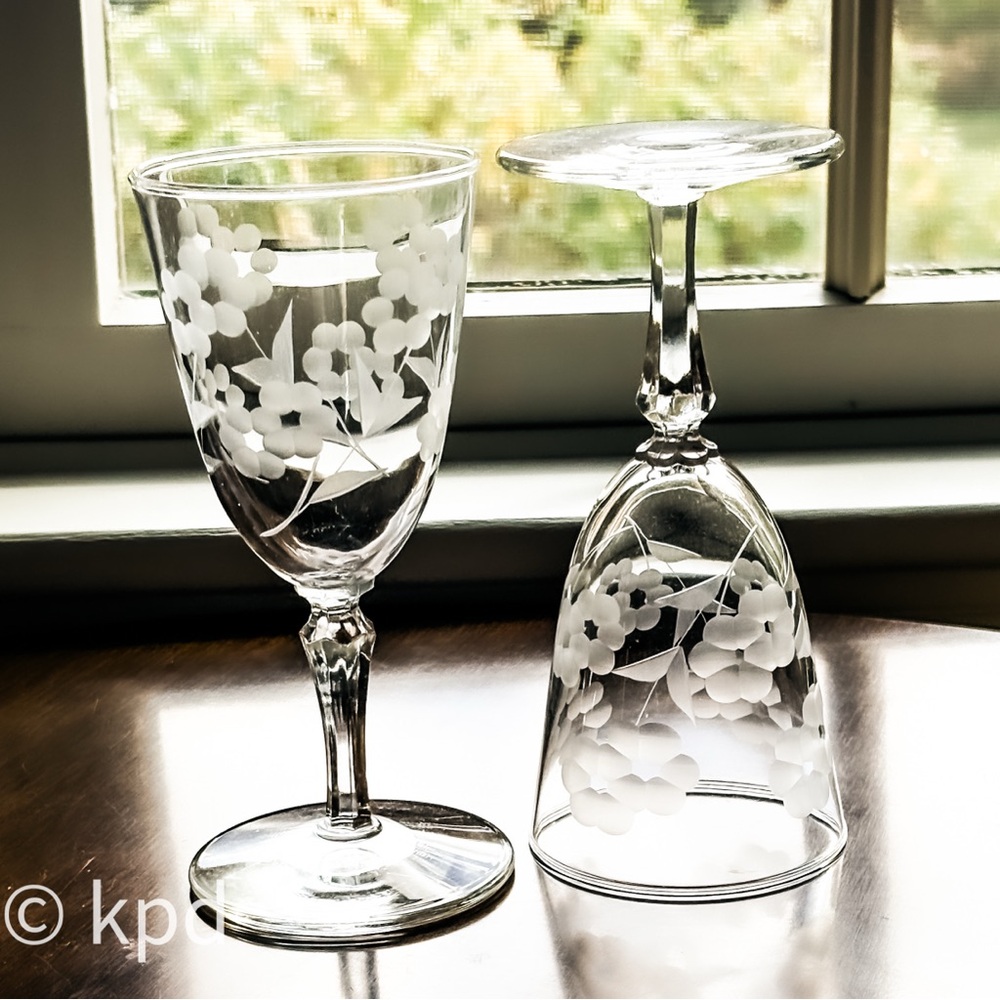 Vintage Etched Floral Wine Glasses – Pair of 2 Elegant 1950s Crystal Goblets, - Picture 6 of 10